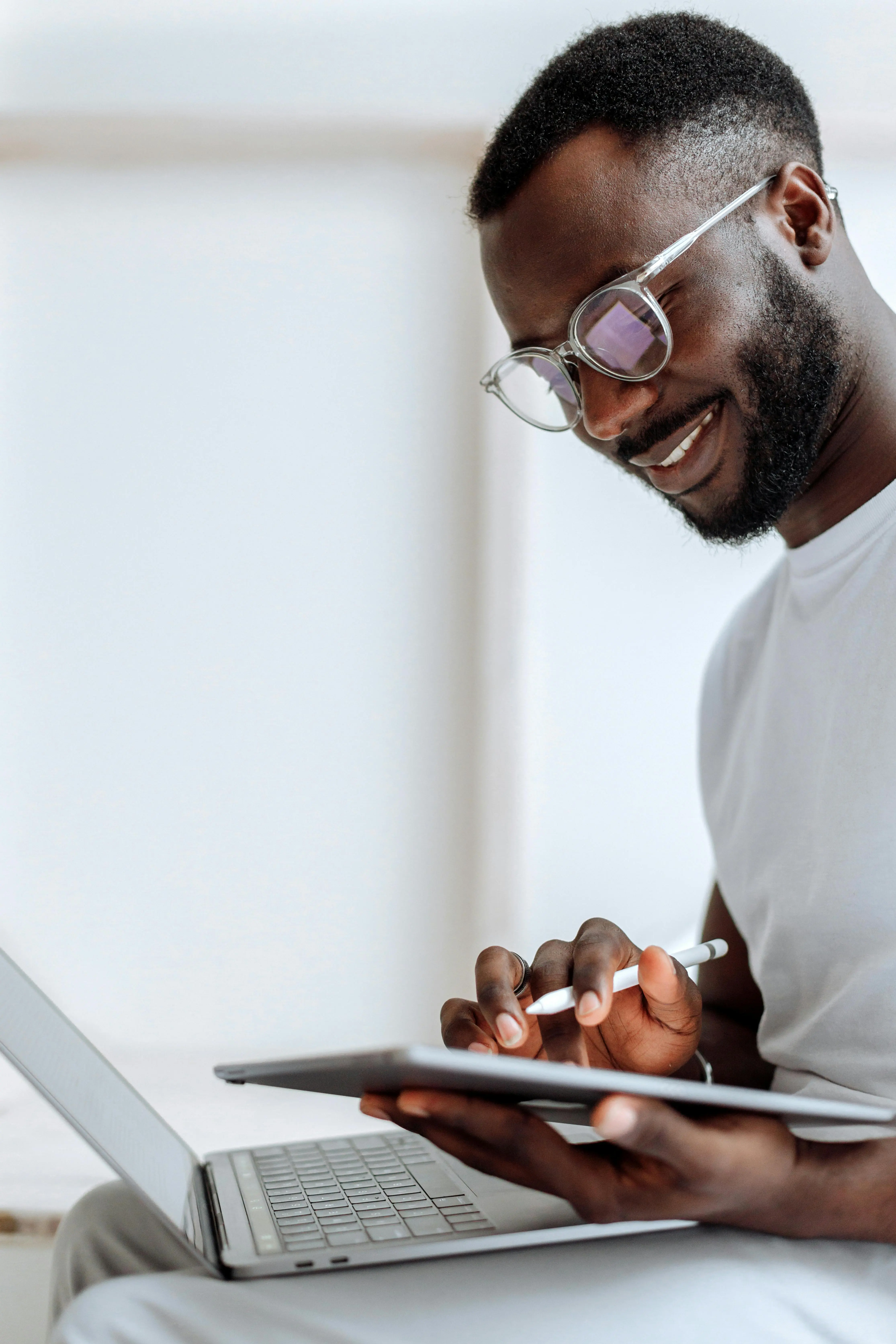 Kenyan clinician using digital tools